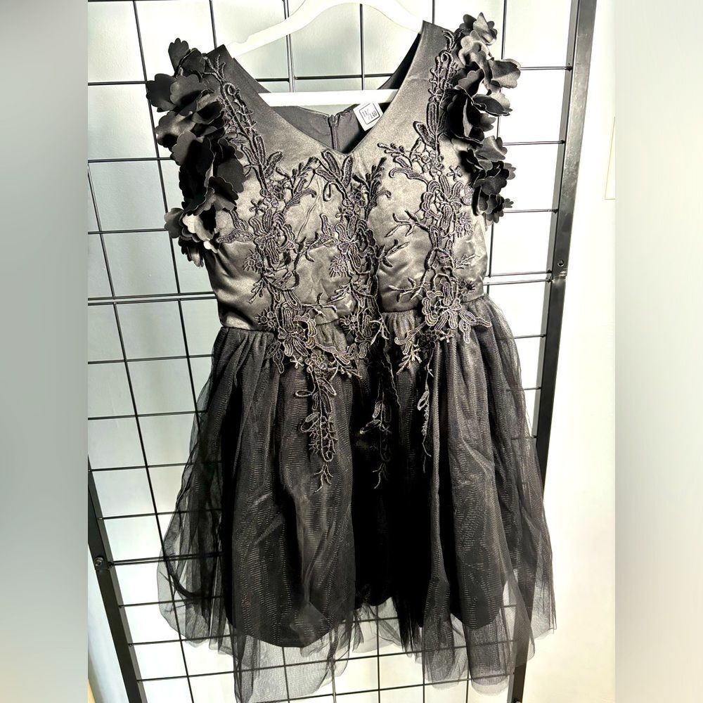 Girl’s black v-neck sleeveless party dress with floral lace apliques sz140 NWOT
